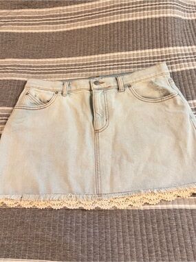 NWOT Millie Bobby Brown Women’s 10 Light Wash Denim Mini Skirt with Lace Trim